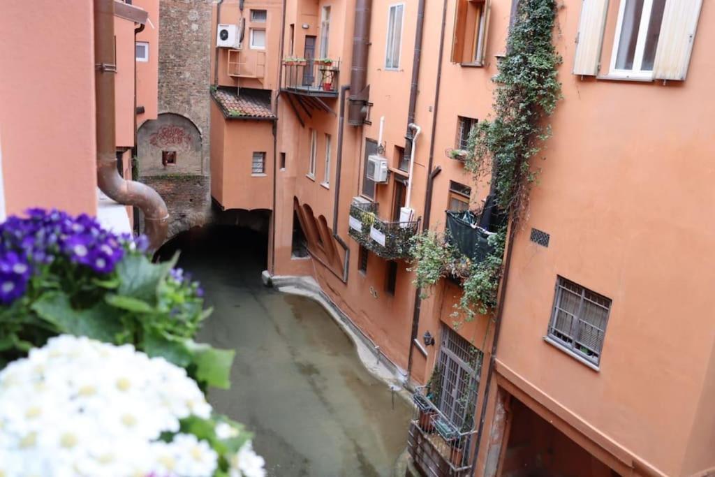 Little Apartment Over The Canal Болонья Екстер'єр фото